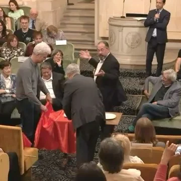 Le 3 juin dernier, lors de la nuit de la médiation scientifique, JM Courty et Edouard Kierlik, professeurs de Physique, ont présenté un spectacle intitulé « ça coince ou ça glisse ». 
En voici un extrait.
