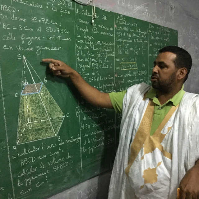 En Mauritanie, dans un collège, il y a exactement 7 ans, jour pour jour. 
Le professeur parlait français très lentement car ce n’est pas la langue maternelle de la majorité des élèves.
Il lisait exactement ce qui était écrit au tableau. 

Je n’ai pas pris de photo de la classe. Elle était séparée en deux par une cloison opaque : les filles d’un côté et les garçons de l’autre.
Il faisait une chaleur torride (qui n’a rien à voir avec la France ces jours-ci !)