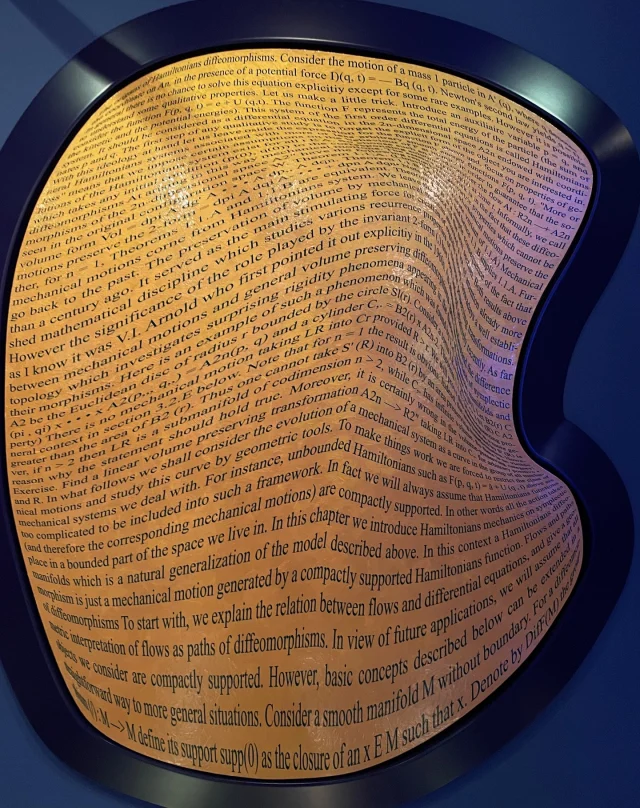 Une œuvre de Bernar Venet dans sa série intitulée « difféomorphismes ».
Une (vraie) page de maths transformée par un… difféomorphisme, comme il se doit.
Photo prise dans la fondation Venet au Muy.