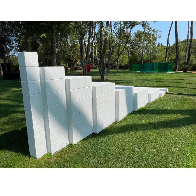 Une œuvre de Sol Levitt (1928-2007) et un exercice.

L’œuvre est intitulée : "Horizontal progression". Elle date de 1991 et elle est présentée dans le parc de Bernar Venet.

L’exercice : supposons que chaque petit cube fasse 10 cm de côté. Quel est le volume total de l’œuvre ?