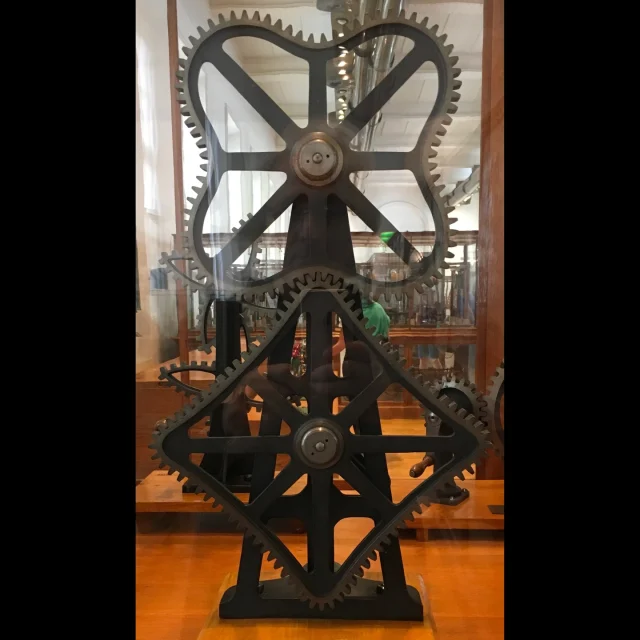Quelques engrenages qu'on trouve au Conservatoire des Arts et Métiers. 

Dans les années 1884-85, Henri Poincaré développait des théories mathématiques les plus abstraites et, en même temps, il enseignait à la Sorbonne un cours sur les mécanismes.
On y trouve des descriptions détaillées de la forme des dents d’un certain nombre d’engrenages. Voir deux extraits de son cours. Maths pures ET appliquées.