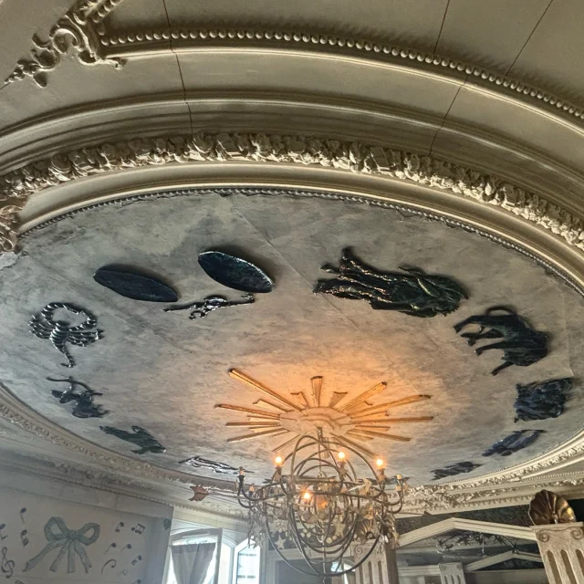 Le plafond au siège de la fondation "La main à la pâte". Un Soleil et les douze signes du zodiaque.