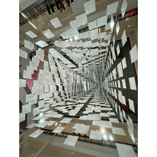 Buren au Bon Marché, l'an dernier.

J’ai cru d’abord voir une structure de contacts, un objet mathématique qui m'a beaucoup préoccupé au début de ma carrière.
Une structure de contact, ça doit tourner comme sur la dernière image, et je ne suis pas sûr que ce soit le cas ici.