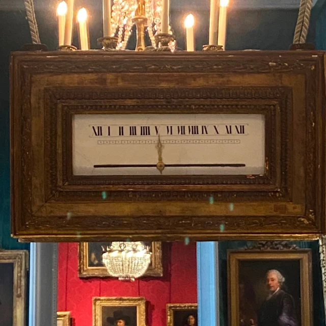 S.G. m'a envoyé cette photo d’une

« horloge de forme rectangulaire à mouvement horizontal;

Autriche, Vienne

Bois doré, émail, 

Fin du XVIIIème « 

au musée Jacquemart André.

Très belle horloge mais comment fonctionne-t-elle ? Mystère !

Merci S.G.