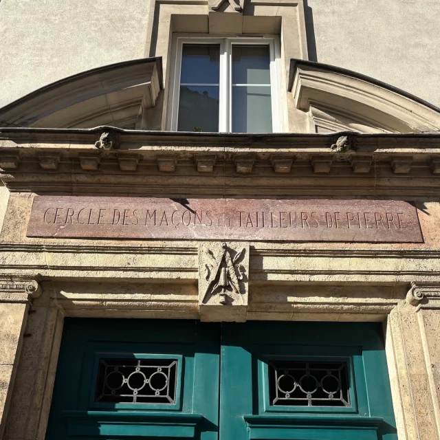 Cercle des Maçons et Tailleurs de Pierre

7 rue des chantiers, 75005 Paris

Fondée en 1867, la Société du Cercle des Ouvriers Maçons et Tailleurs de Pierre avait pour objet "l'instruction morale et technique de ses adhérents". Ce Cercle proposait aux Maçons des salles de réunion, des cours professionnels, une bibliothèque, et des "distractions honnêtes »`

Un marteau, un niveau, une truelle, un compas, une herminette et une équerre surmontés d'une fleur de lis héraldique.