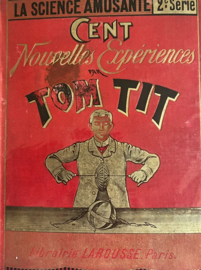 On m’a offert ce livre « La science amusante » de Tom Tit (alias Arthur Good 1853-1928).
Je vais me procurer les deux autres volumes ! 

Beaucoup d’expériences que tout le monde peut réaliser à la maison.

Un chapitre est intitulé « Géométrie pratique » et contient une solution du fameux problème de la trisection de l’angle qui remonte à l’Antiquité.
On sait aujourd’hui qu’on ne peut pas le faire avec une règle et un compas.
Je ne connaissais pas cette « solution » proposée par Tom Tit avec cet espèce d’équerre facile à fabriquer en carton.

Bien sûr, Tom Tit explique « pourquoi ça marche » dans la page suivante, mais je vous laisse réfléchir !