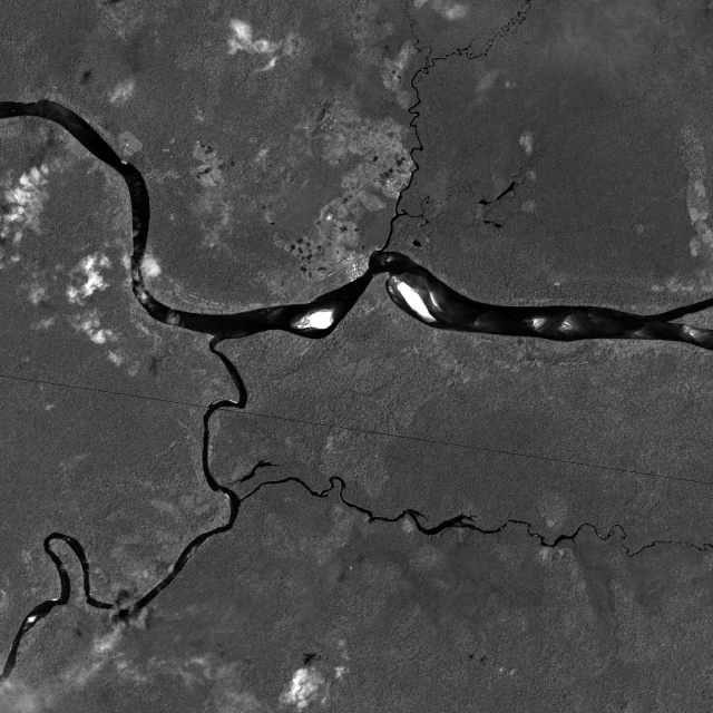 Encore un voyage virtuel avec Google map.

Le canal de Casiquiare, en pleine forêt amazonienne.

Le fleuve Orenoque arrive de l’Est et se sépare en deux.
La principale partie continue son chemin et va se jeter dans l’Océan bien plus loin, au Nord du Vénézuela.
La partie secondaire (mais pas si petite que ça) pars part vers le sud et rejoint le Rio Negro, qui finalement rejoindra l'Amazone et ira se jeter dans l’océan au Brésil, à Bélem.
On parle d'un défluent (par opposition à un affluent). C'est un phénomène extrêmement rare sur Terre. 
C'est un peu comme le delta du Rhône à la différence que les bras qui se séparent se séparent vraiment et terminent leurs parcours dans des océans différents.

La « découverte" de ce défluent est attribuée à plusieurs personnes, mais il est en particulier décrit par Alexander von Humboldt et Aimé Bonpland
(voir le tableau de Ender les décrivant)
La photo du Soleil couchant est sympa, mais je n'ose pas imaginer les moustiques.