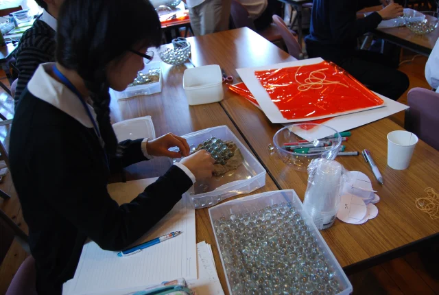 Suite du weekend japonais avec des lycéens

On continue à empiler les billes et des boules.

Bien sûr, on mange… bien !

Le soir, une salle discrète permettait aux professeurs de boire du sake !