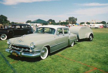 une voiture et sa remorque assortie